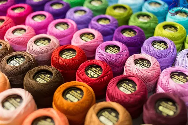 راهنمای کامل نخ فرش ماشینی (انواع، کاربرد، تشخیص)